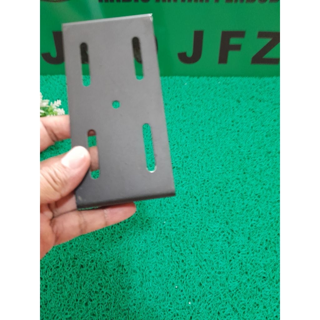 Bracket bawaan Radio Rig Icom IC 2100H.