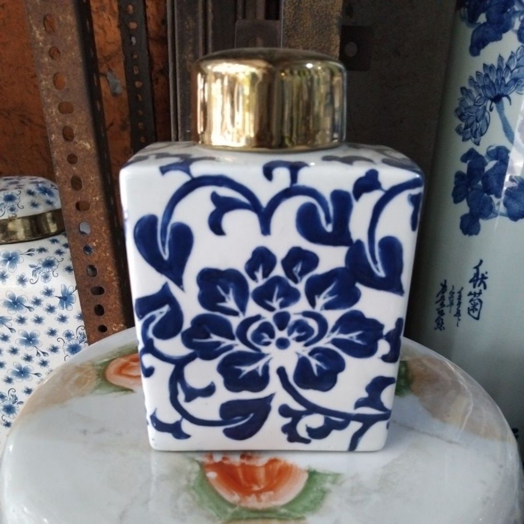 Pajangan keramik Vas Guci Tutup Biru Putih