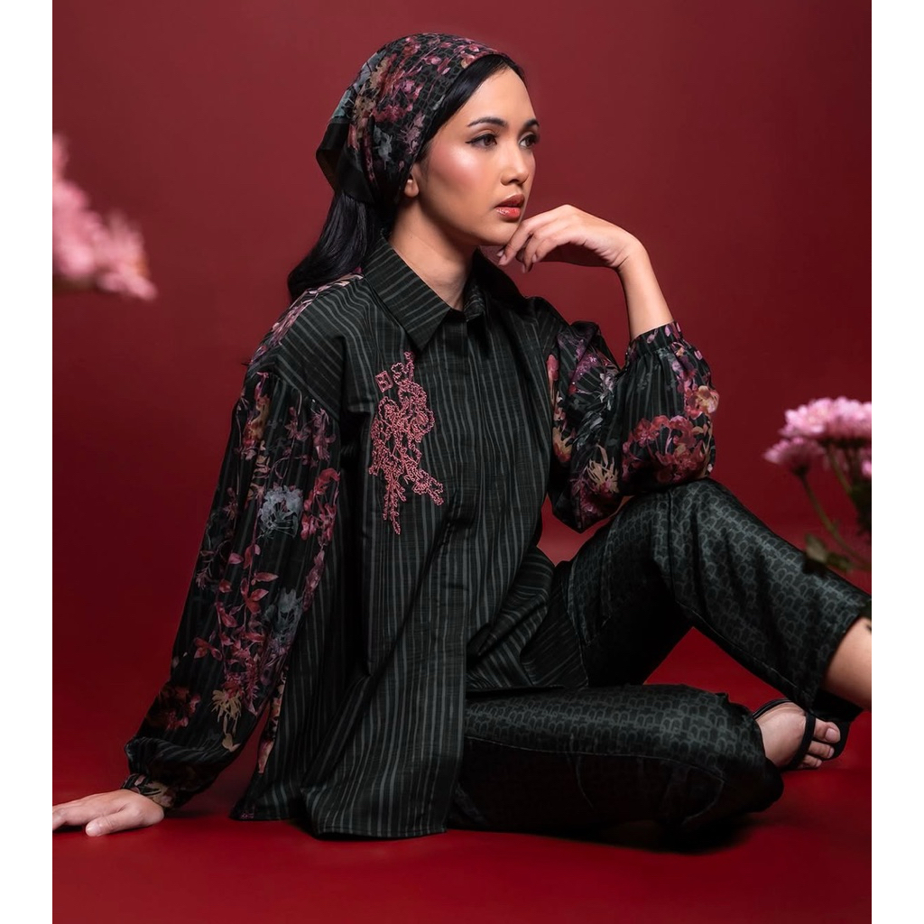 Benang Jarum Viola Embroidery Shirt (Black)