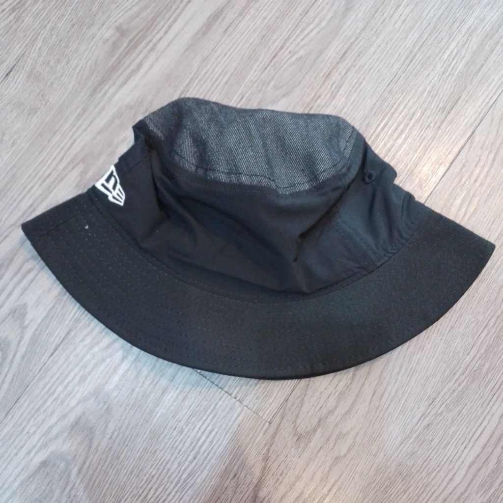 TOPI NEW ERA BUCKET 01 BLACK PAT
