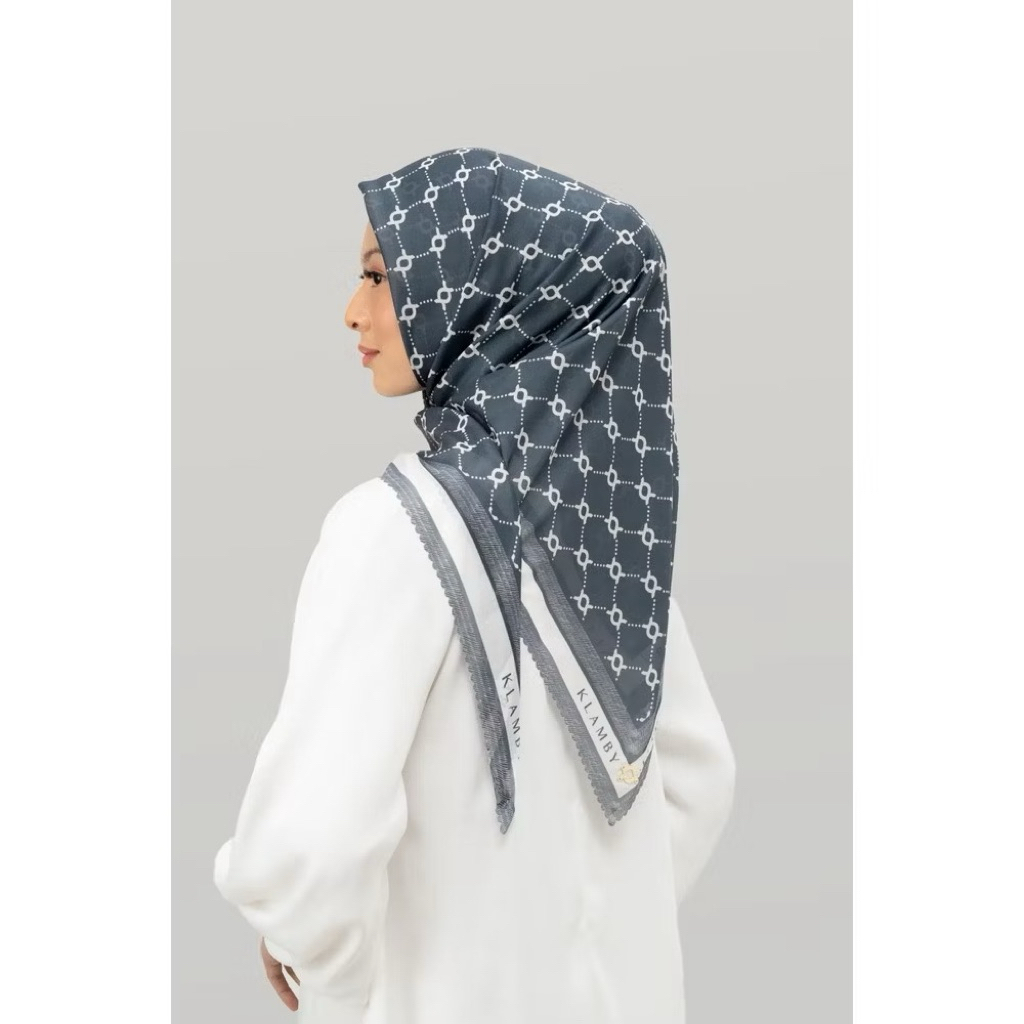 Monogram London Wearing Klamby