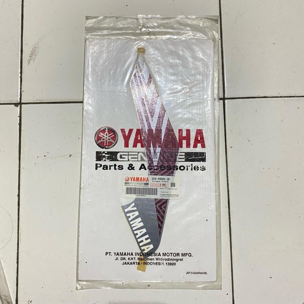 Striping stiker Bagian sayap body depan kanan Yamaha Xeon GT 125 2014 merah original YGP 2SV-F8399-2