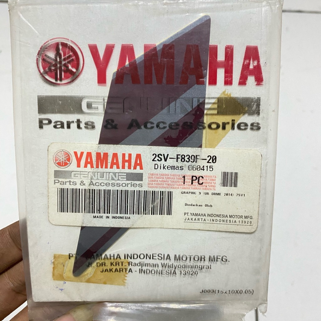 Striping stiker bagian sayap body depan kiri Yamaha Xeon gt 125 2014 merah original YGP 2SV-F839F-20