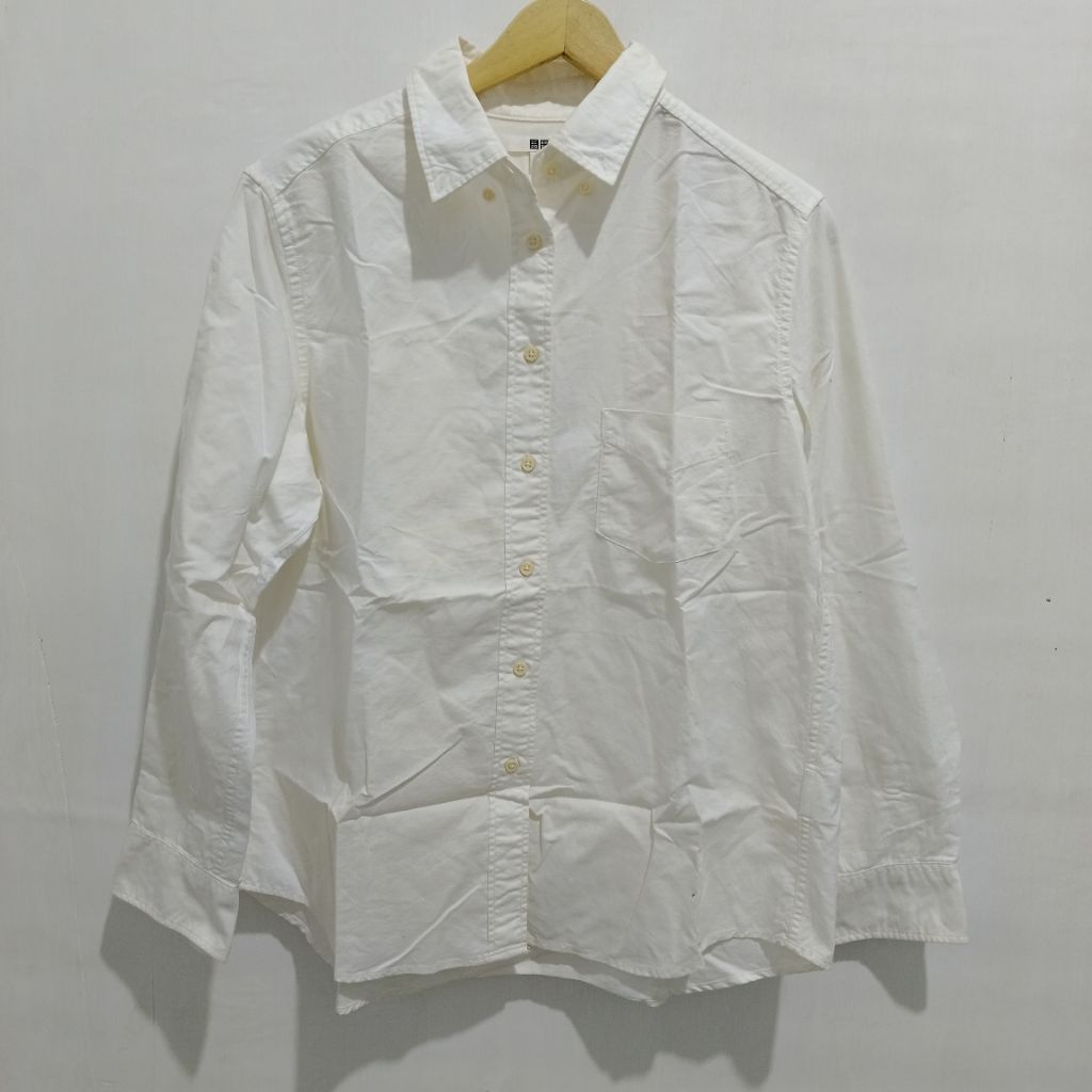 kemeja pria uniqlo denim size XL cream preloved