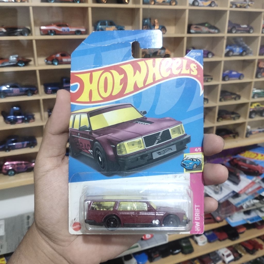 Hotwheels Volvo 240 Drift Wagon Mainan Anak