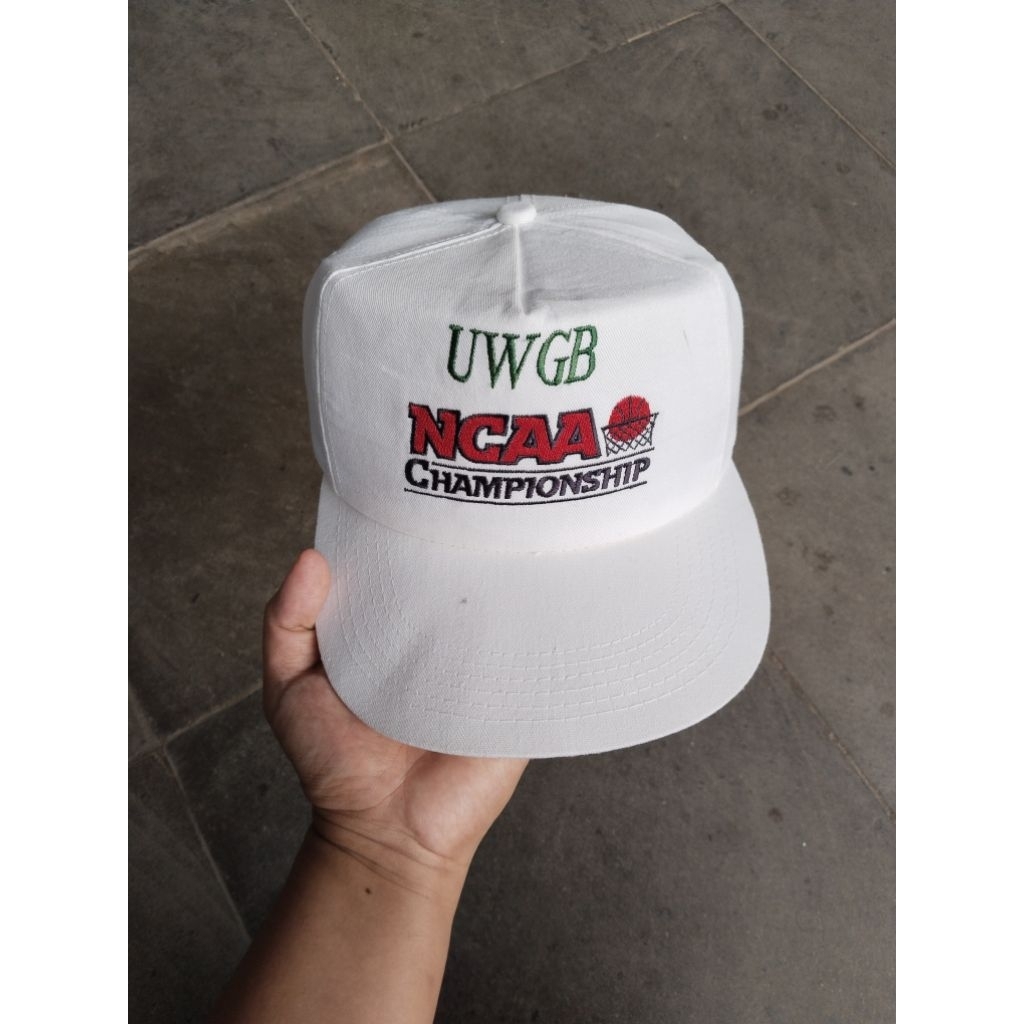 Topi Lawas UWGB NCAA