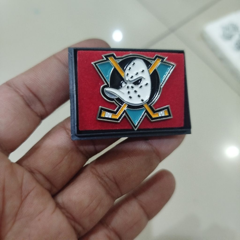 pin topi model mighty duck shiled with crossed stick ducks custom