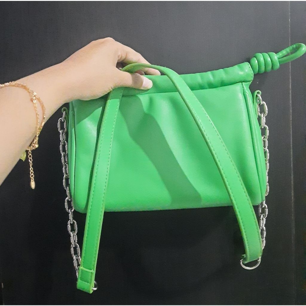 Preloved - Tas selempang rantai warna hijau untuk wanita merk Bershka