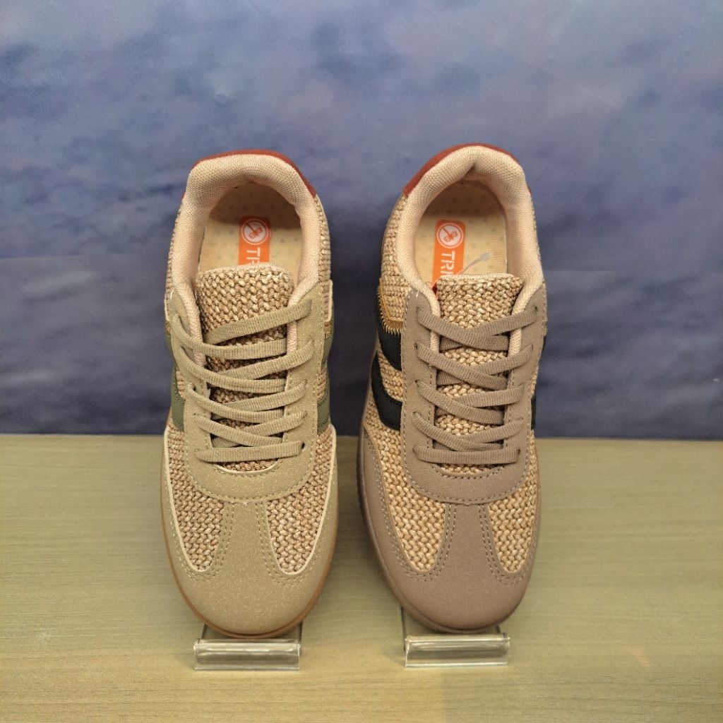Sepatu sneaker wanita TRISET