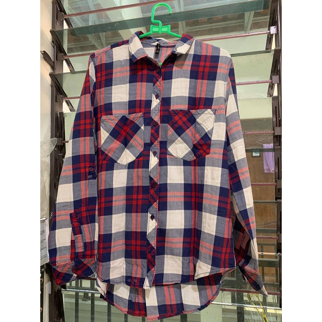 preloved kemeja kotak- kotak brand stradivarius