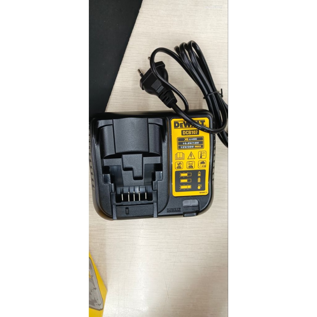 Charger Dewalt DCB107