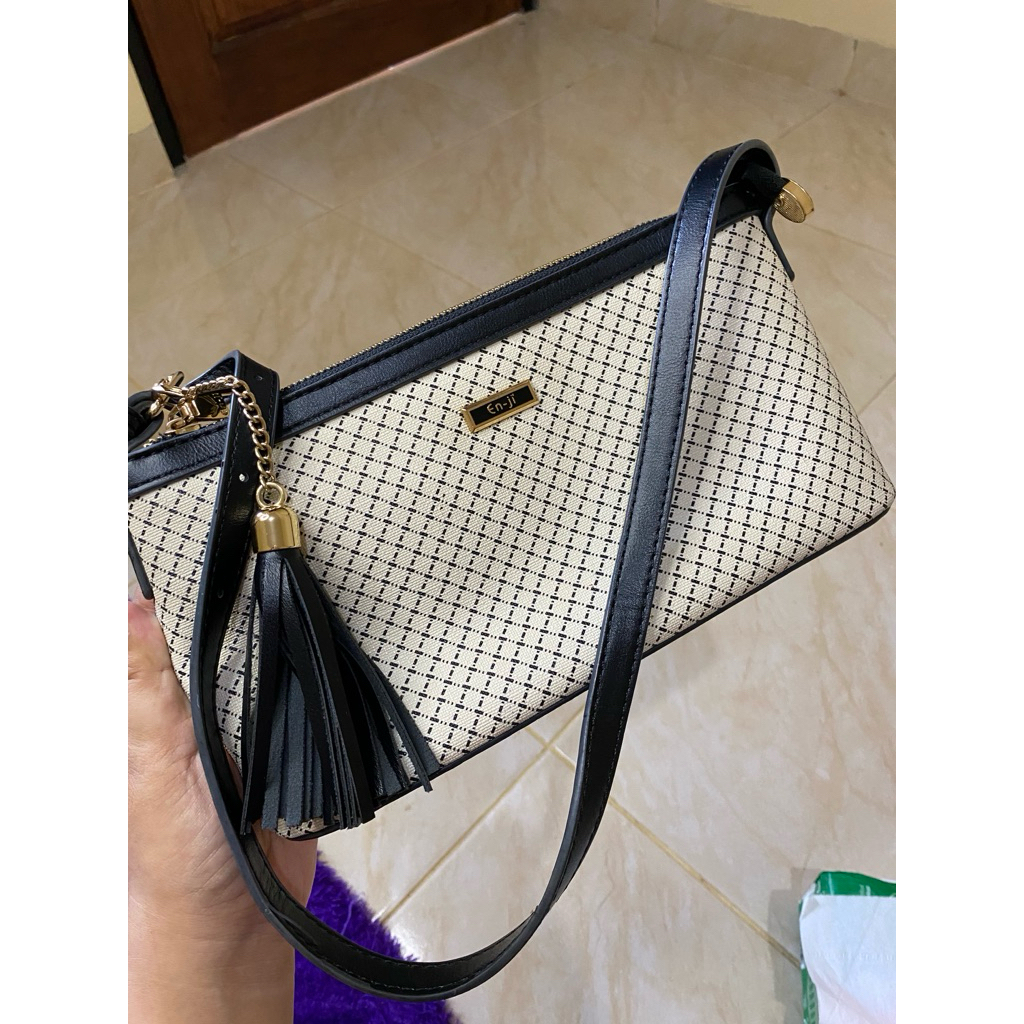 tas enji hitam putih