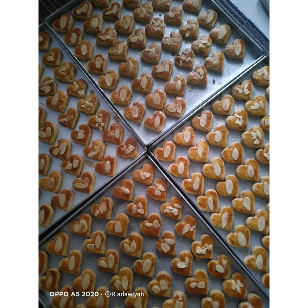 kue kacang toping almond