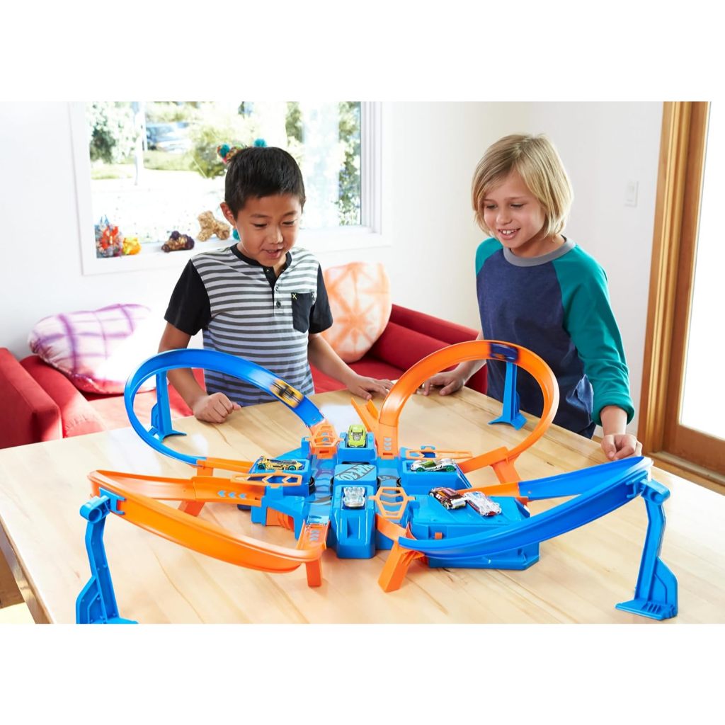 Hot Wheels Track Set with 1:64 Scale Toy Car, 4 Intersections for Crashing, Powered by a Motorized B