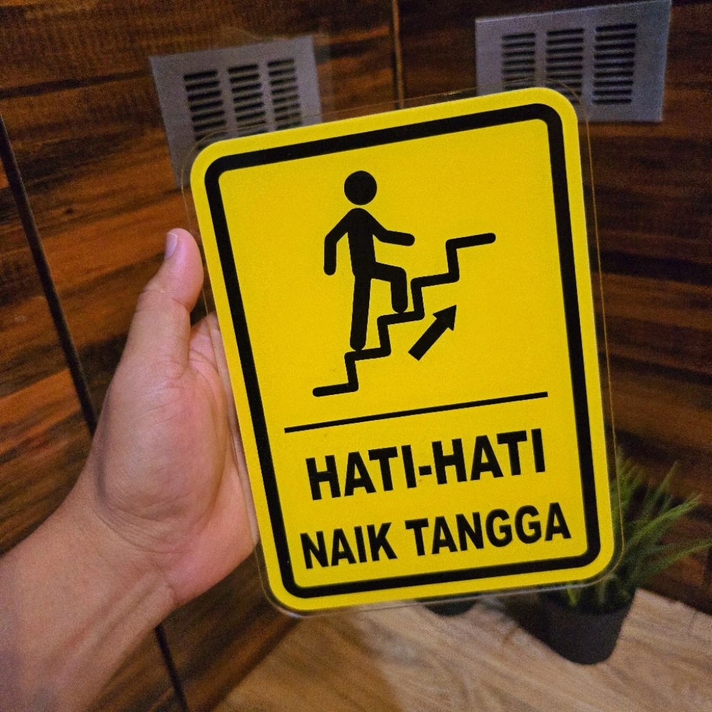 acrilik hati - hati naik tangga