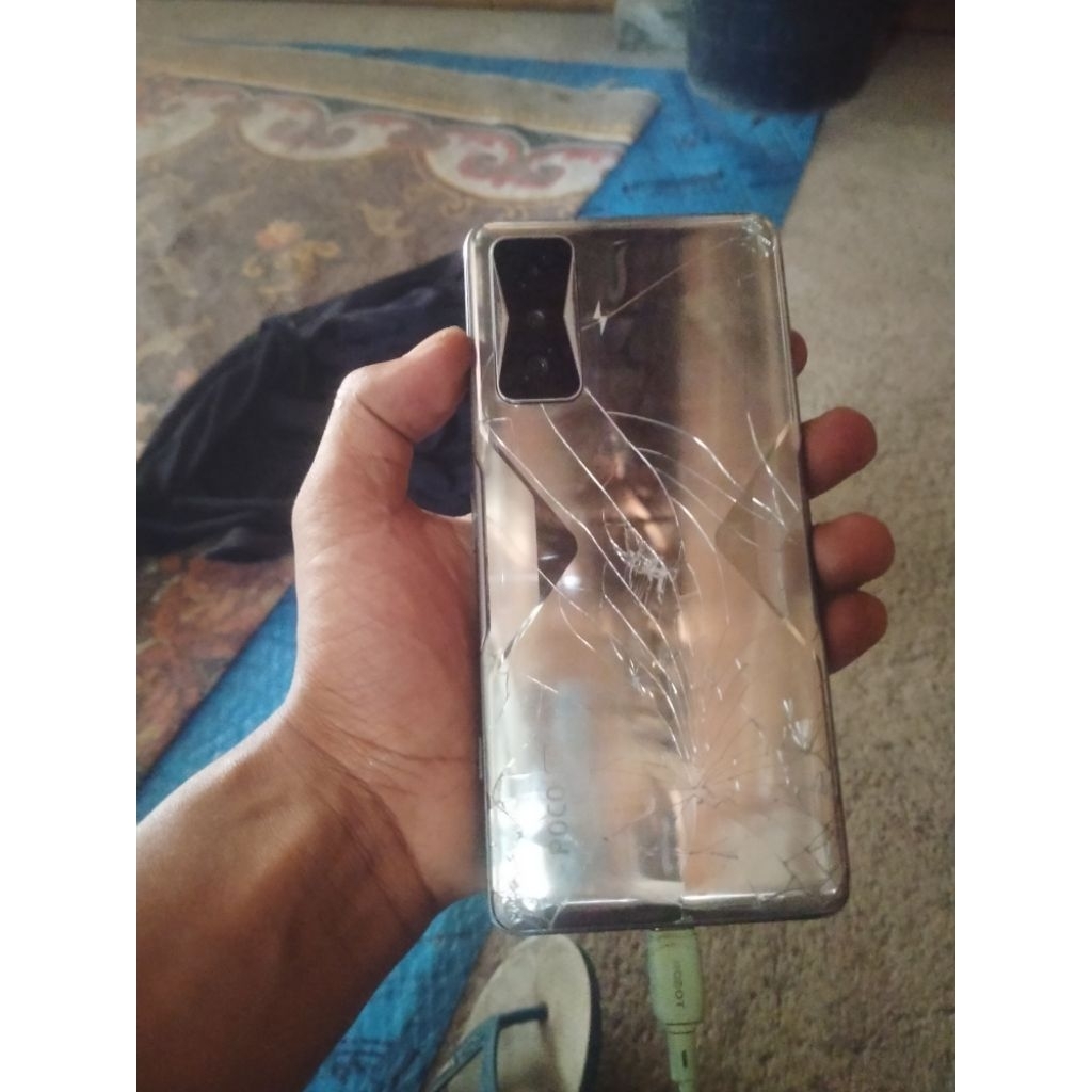 Poco f4 gt 12/258 hp only minus lcd kondisi seperti foto  mesin prawan pola/akun bonus kalo ada baca