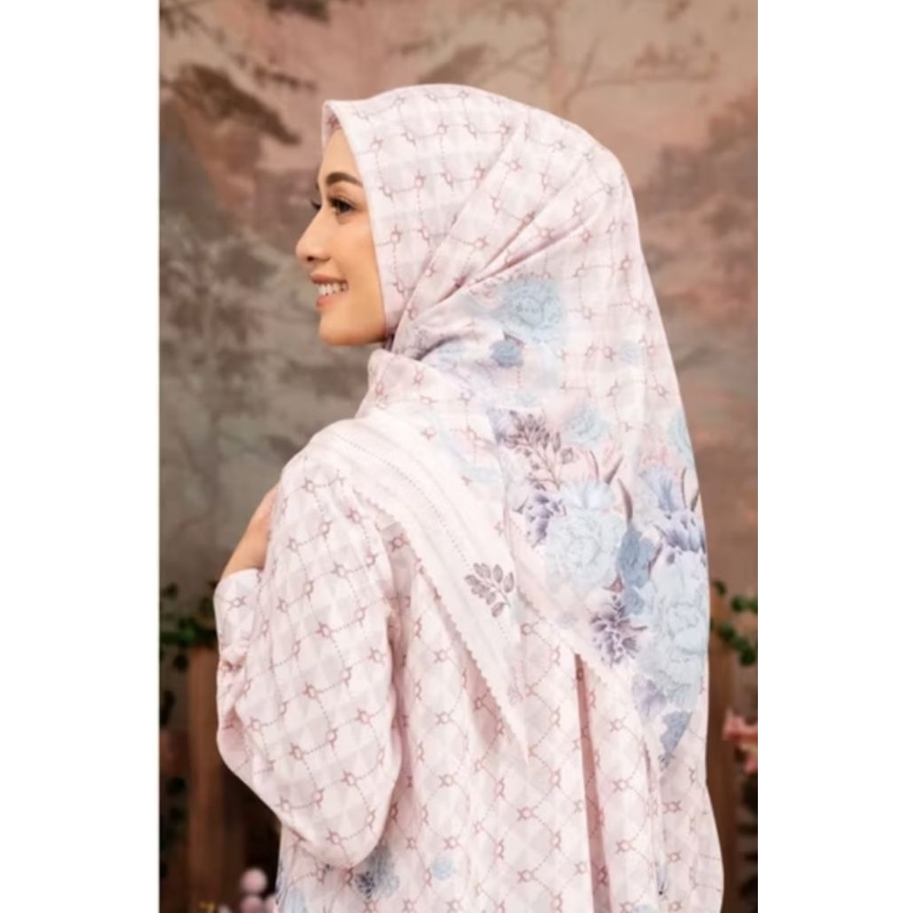 Rosette Scravers Wearing Klamby