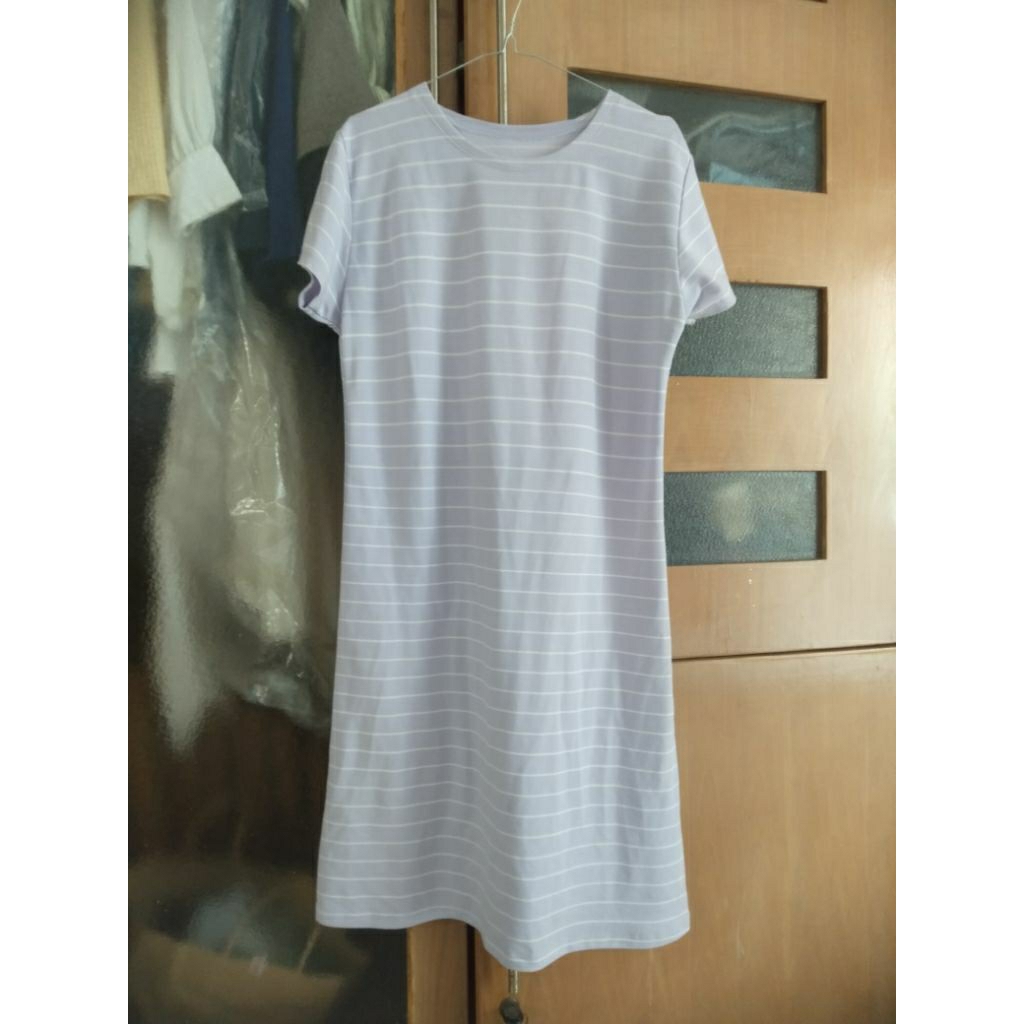 Preloved dress garis bahan kaos . warna ungu muda