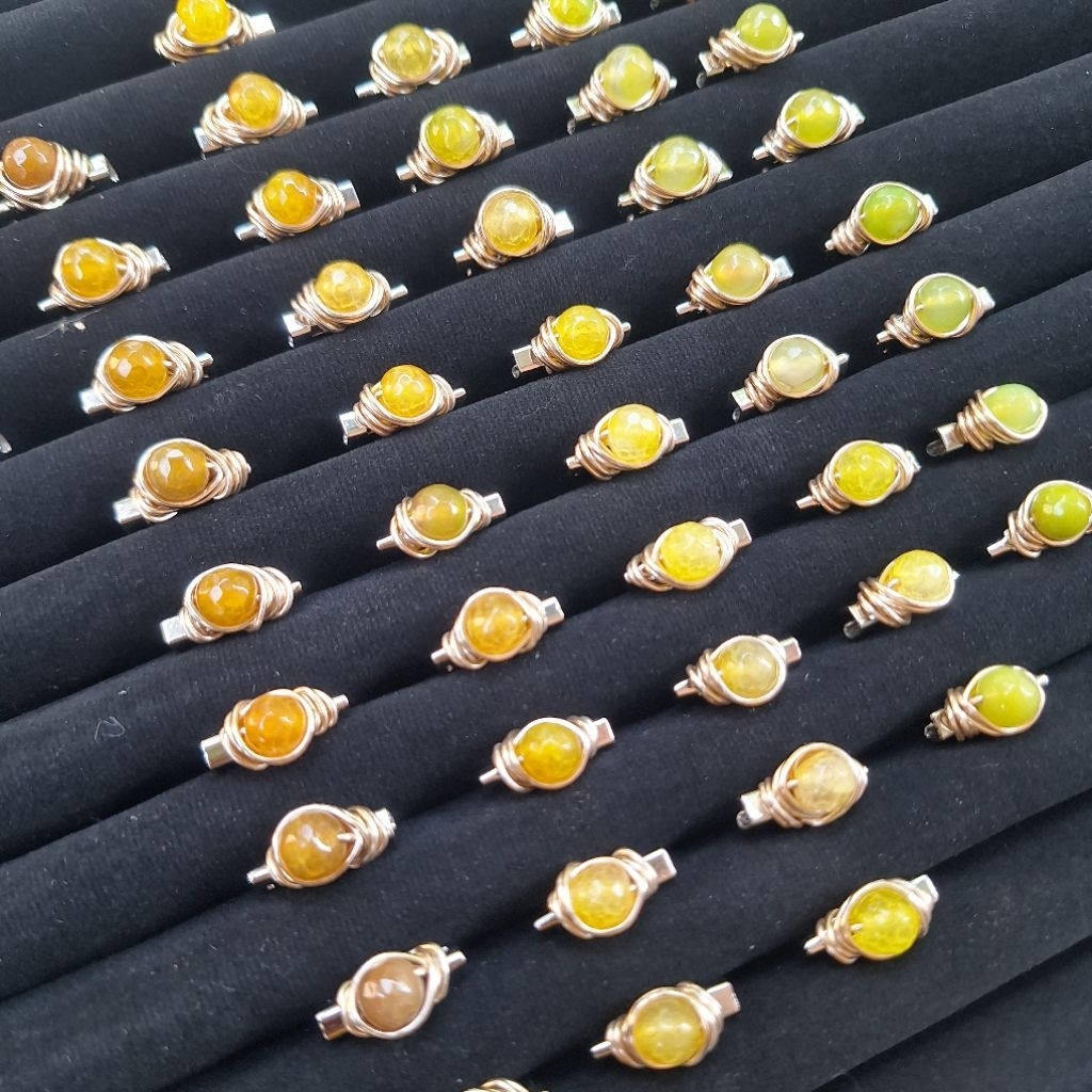 peniti dagu. peniti kecil. peniti hijab.