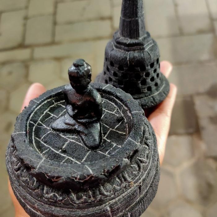 Miniatur Stupa Candi Borobudur-Batu Pahat Asli-Pajangan-Ukuran Sedang.