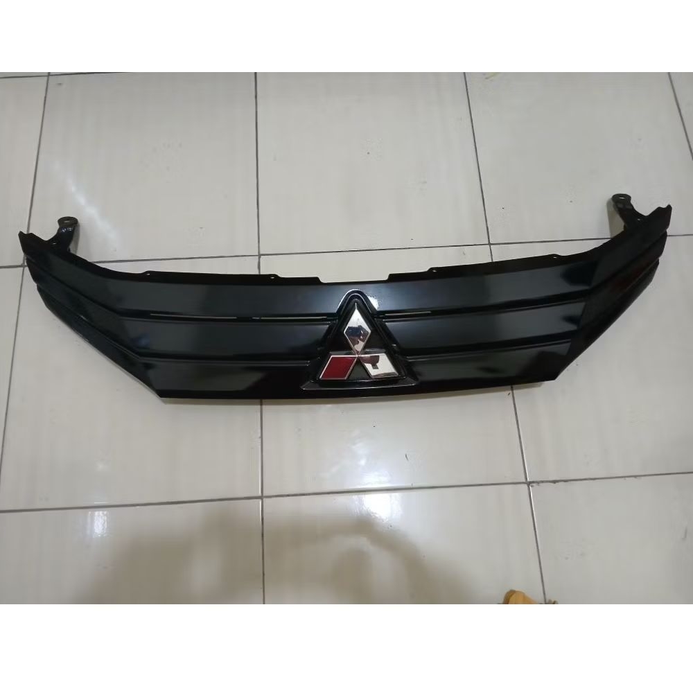 GRILL  MOBIL MITSUBISHI XPANDER TIPE EXCEED 7450B039 Original