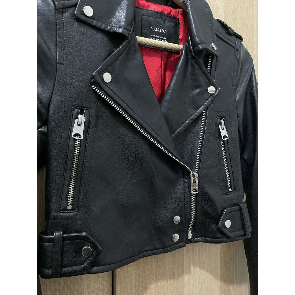 Jaket Kulit Wanita Ramodes Crop Faux Leather Jacket Pull & Bear Size XS fit to S Minus