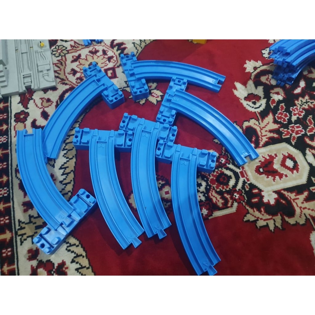 rel dan setasiun takara tomy