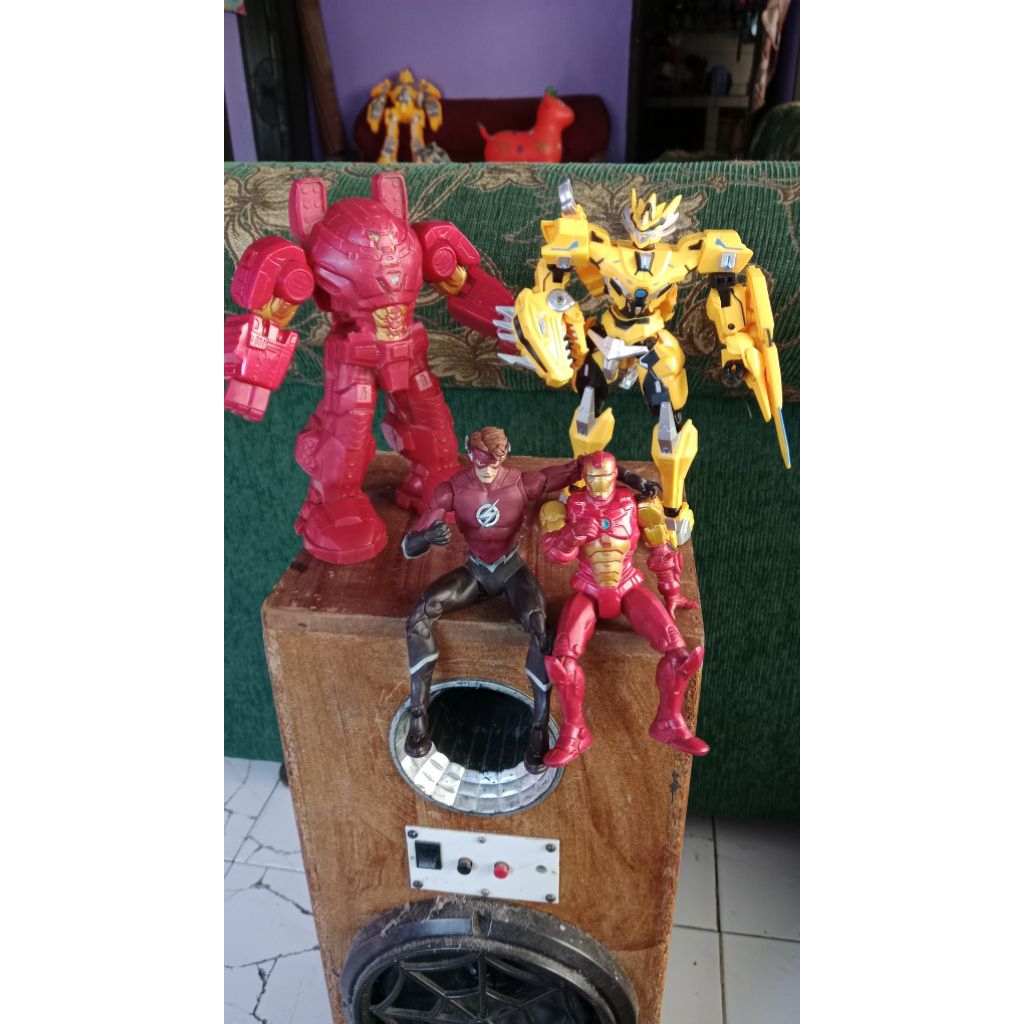 Mainan Action figure paket 3 -Wally west The flash-Dragon Force x 2 ultraman power dinosaurus Transf