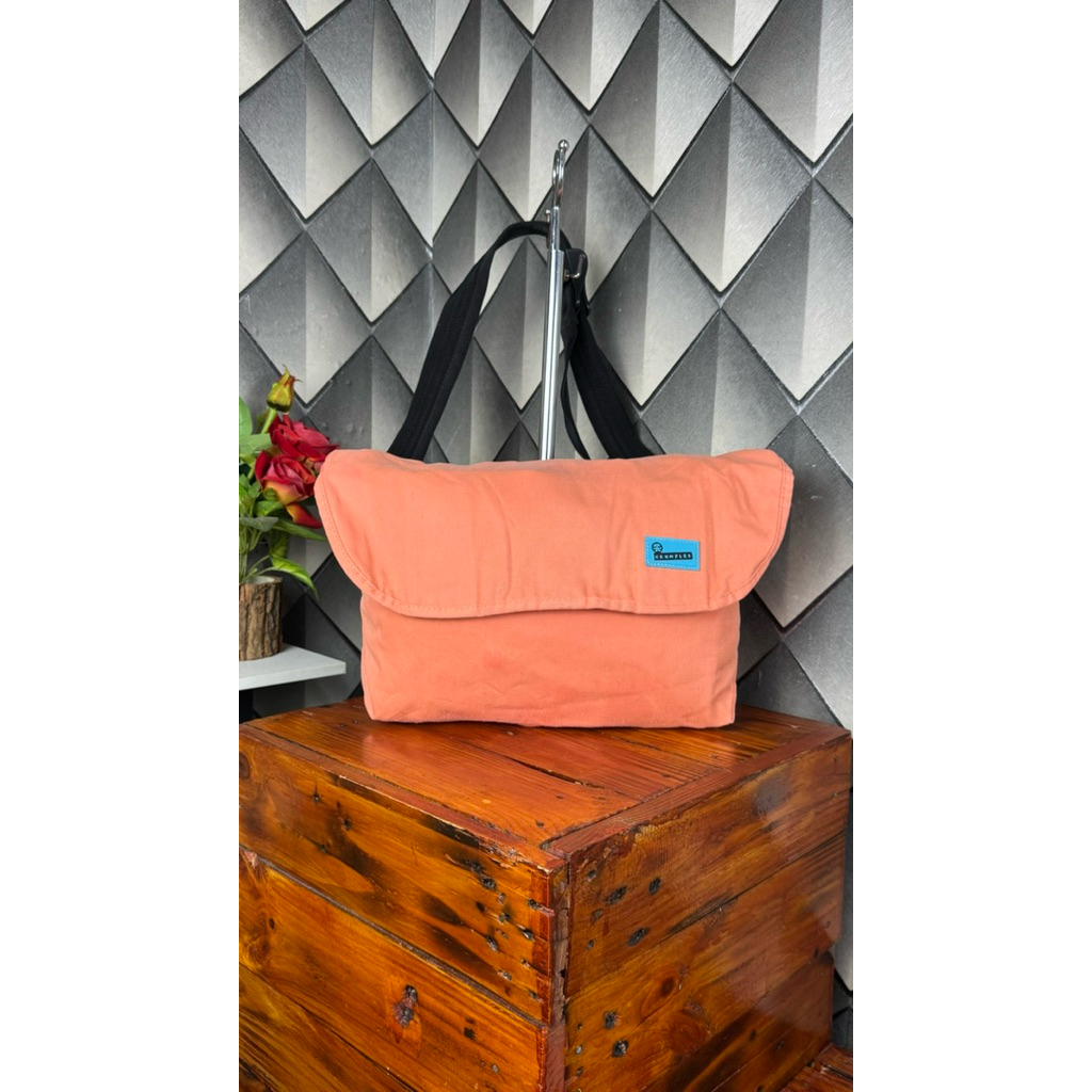 crumpler sling bag
