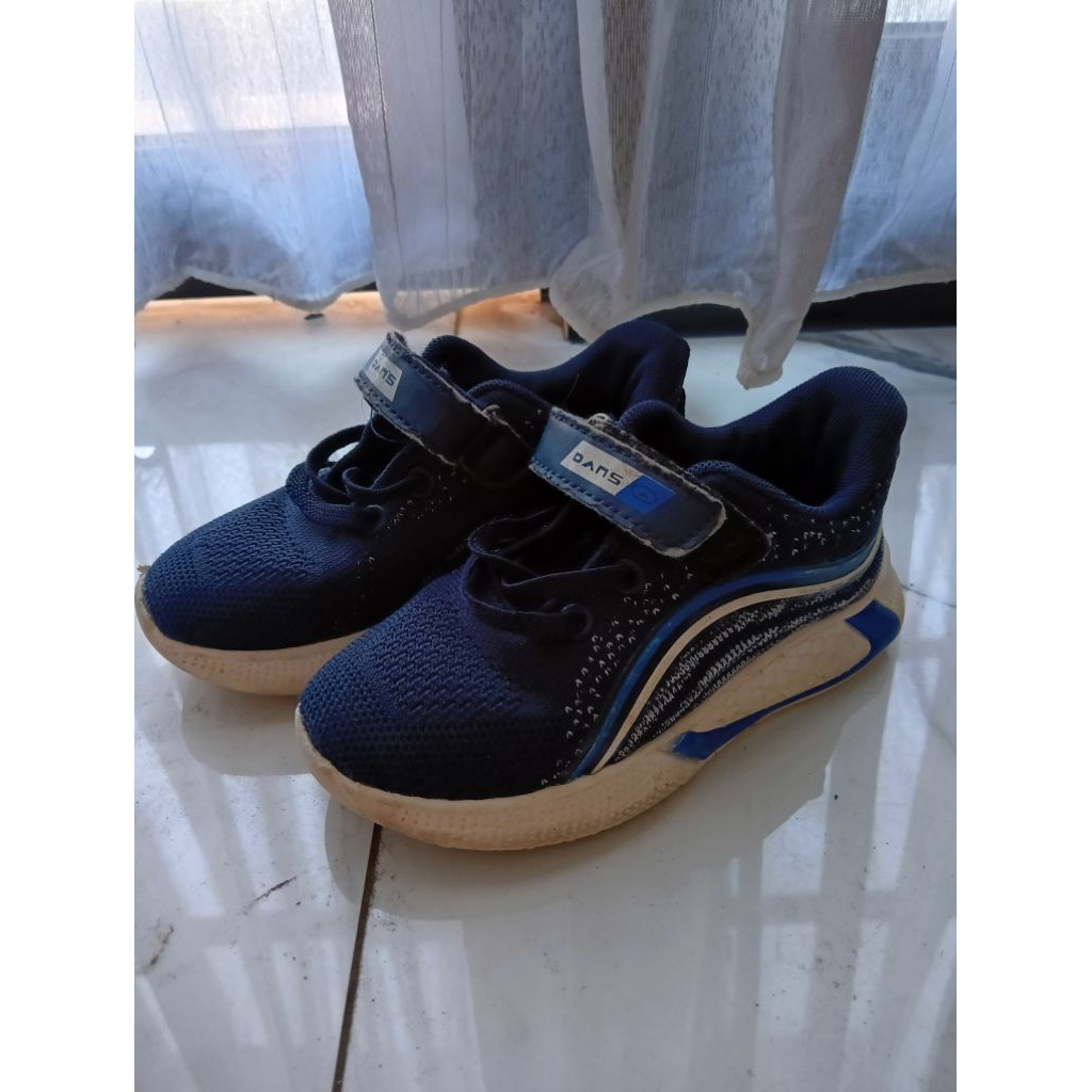 dans sepatu anak