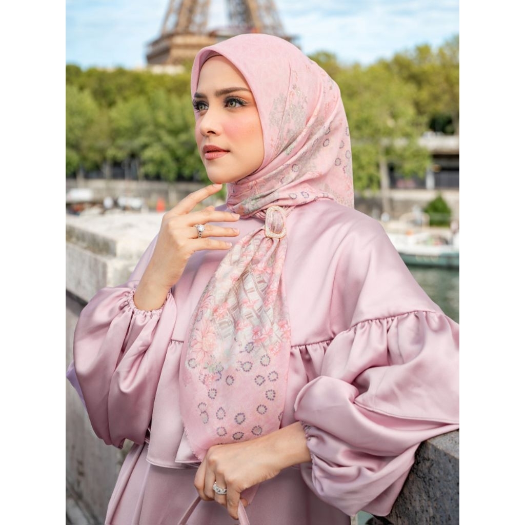 Buttonscarves as is : NY2 Bowery, Parisian2 Fraise, Florescent, NYR Collector