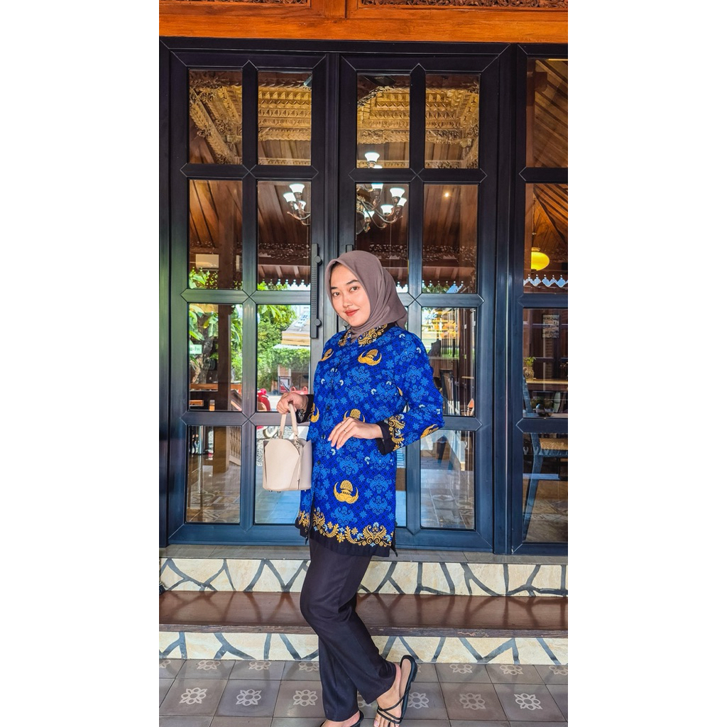 Blous korpri wanita mengunakan lapisan puring halus sehingga di pakai nyaman