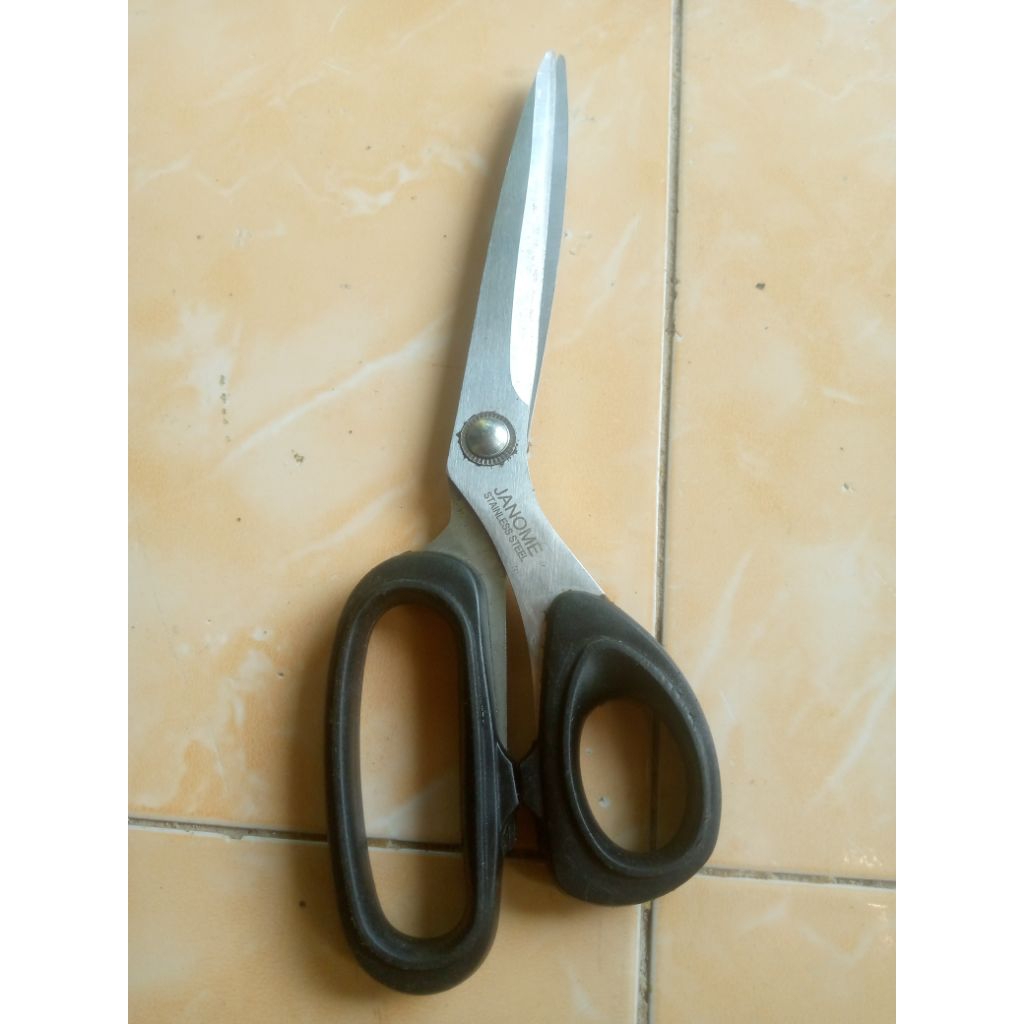 gunting janom original dah di asah gerinda buat kain tebal