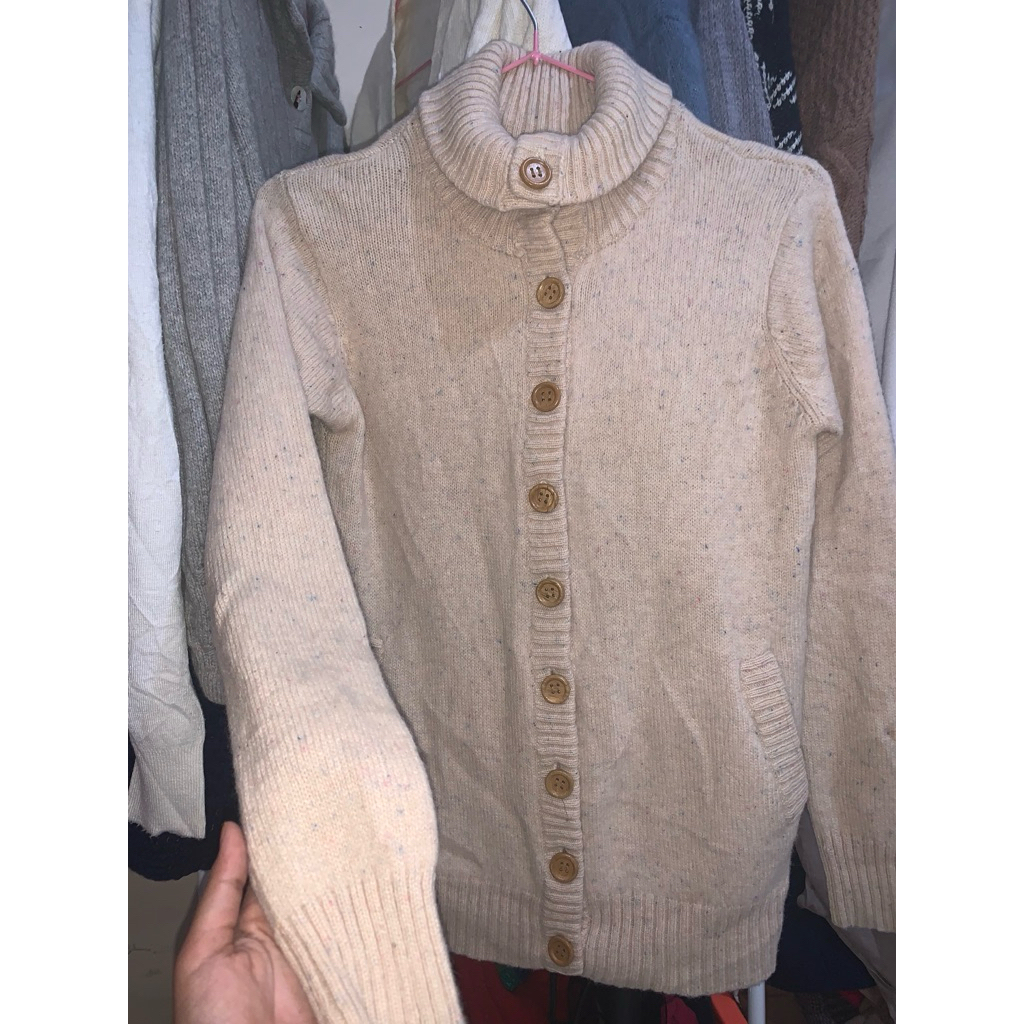 Cardigan Rajut High-Neck / Turtleneck Kancing Kayu Warna Beige Speckle (Krem Bintik) / Kardigan Wani