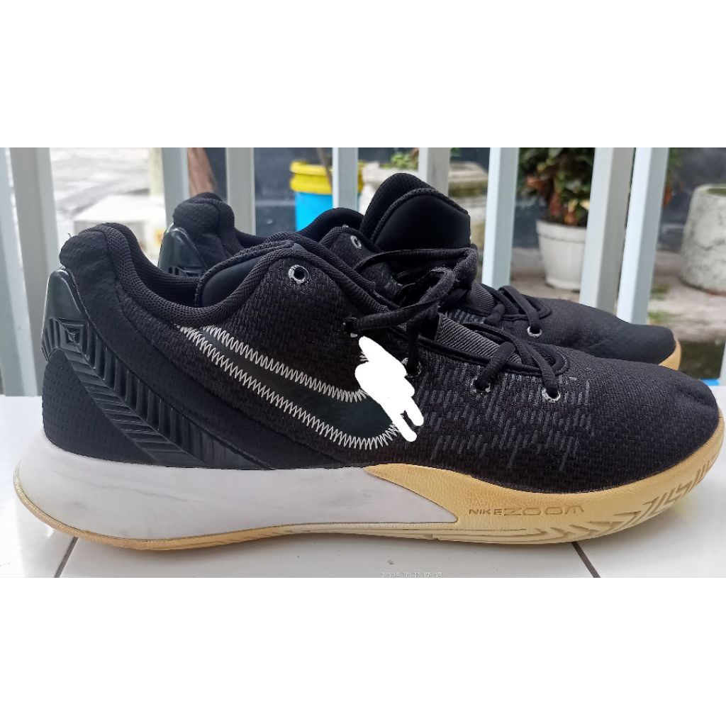 sepatu basket hitam putih size 44,5