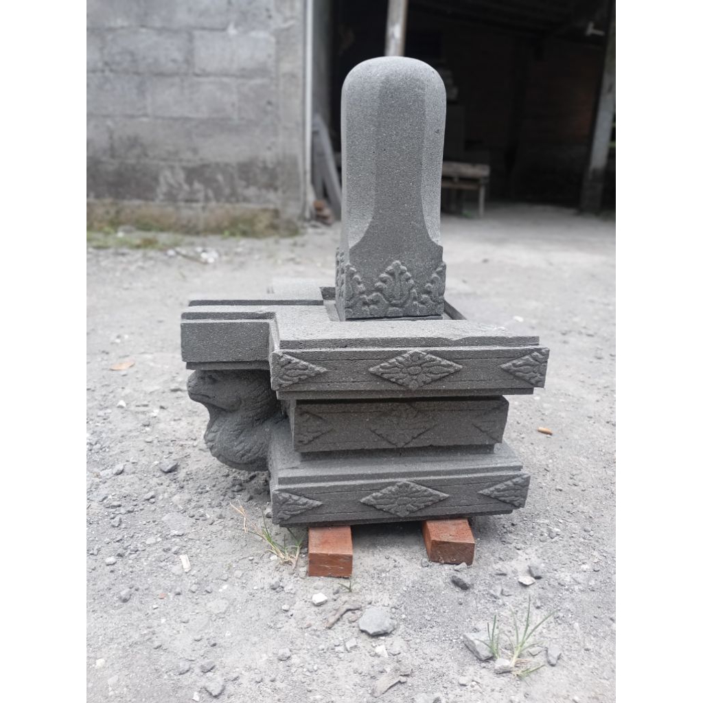 patung lingga Yoni
