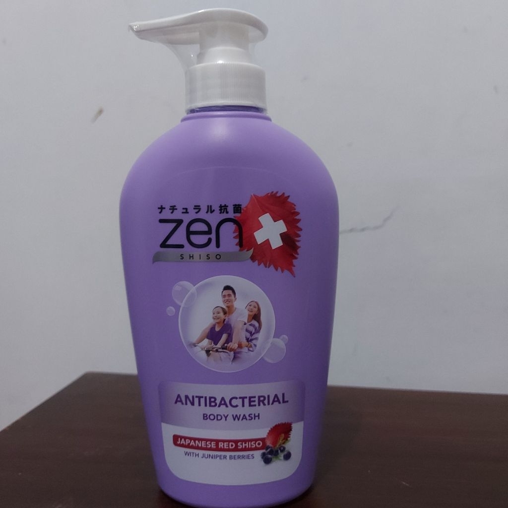 Zen Sabun Mandi Cair Anti Bakteri Japanese Red Shiso Botol 480ml