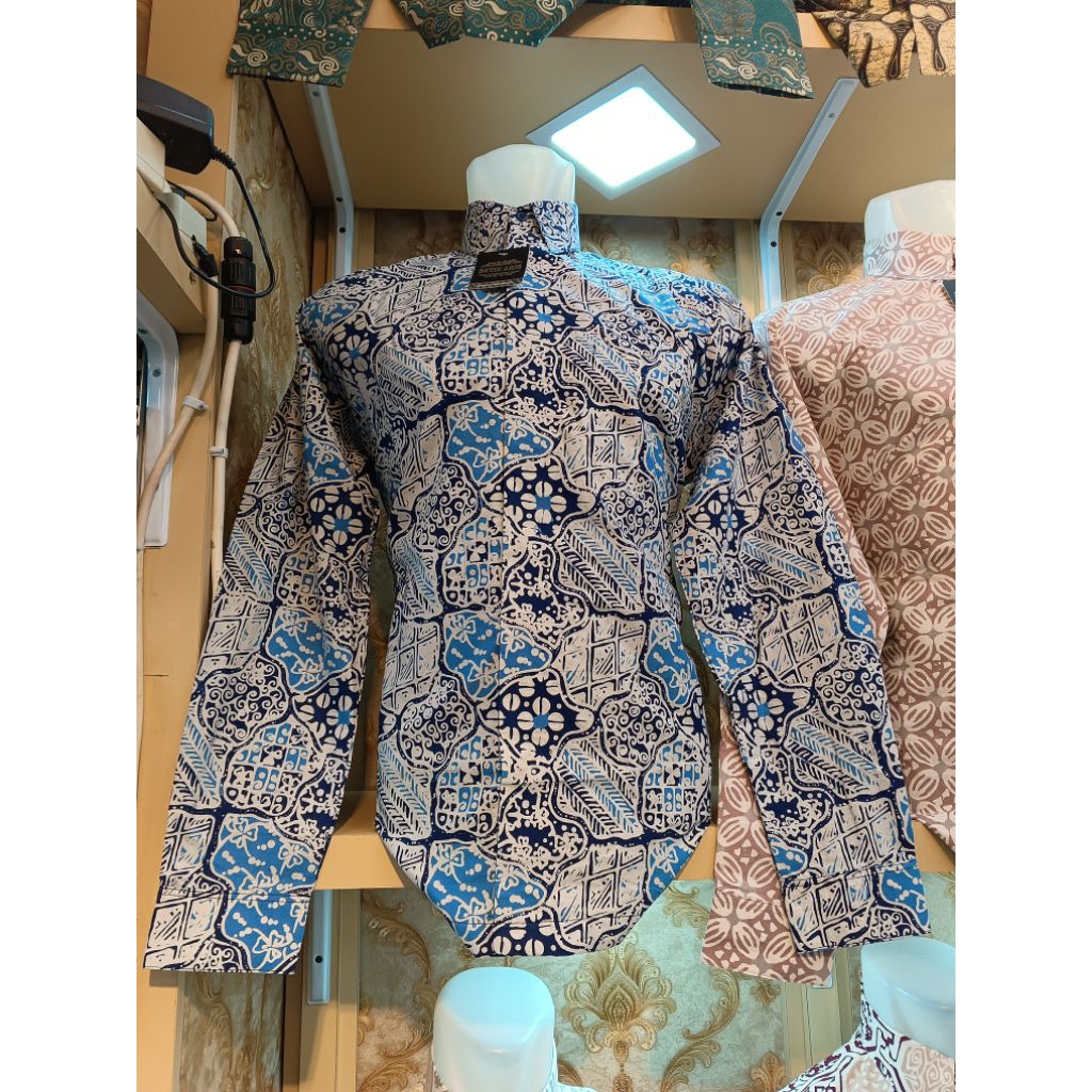 kemeja batik pria  lengan panjang bahan katun primisima  cap cirebonan lapis furing full body batik 