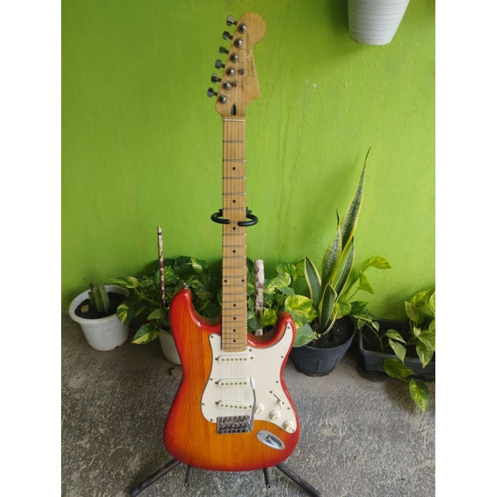 GITAR LISTRIK FENDER COSTUME