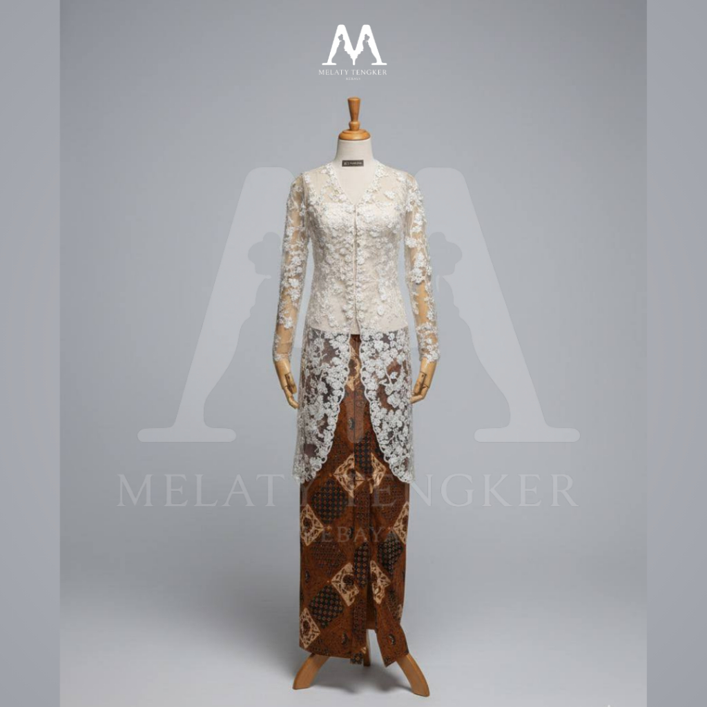 Kebaya Wisuda Lace Putih dengan Rok Batik Cokelat - Sewa Kebaya Formal Graduasi | Melati Tengker Keb