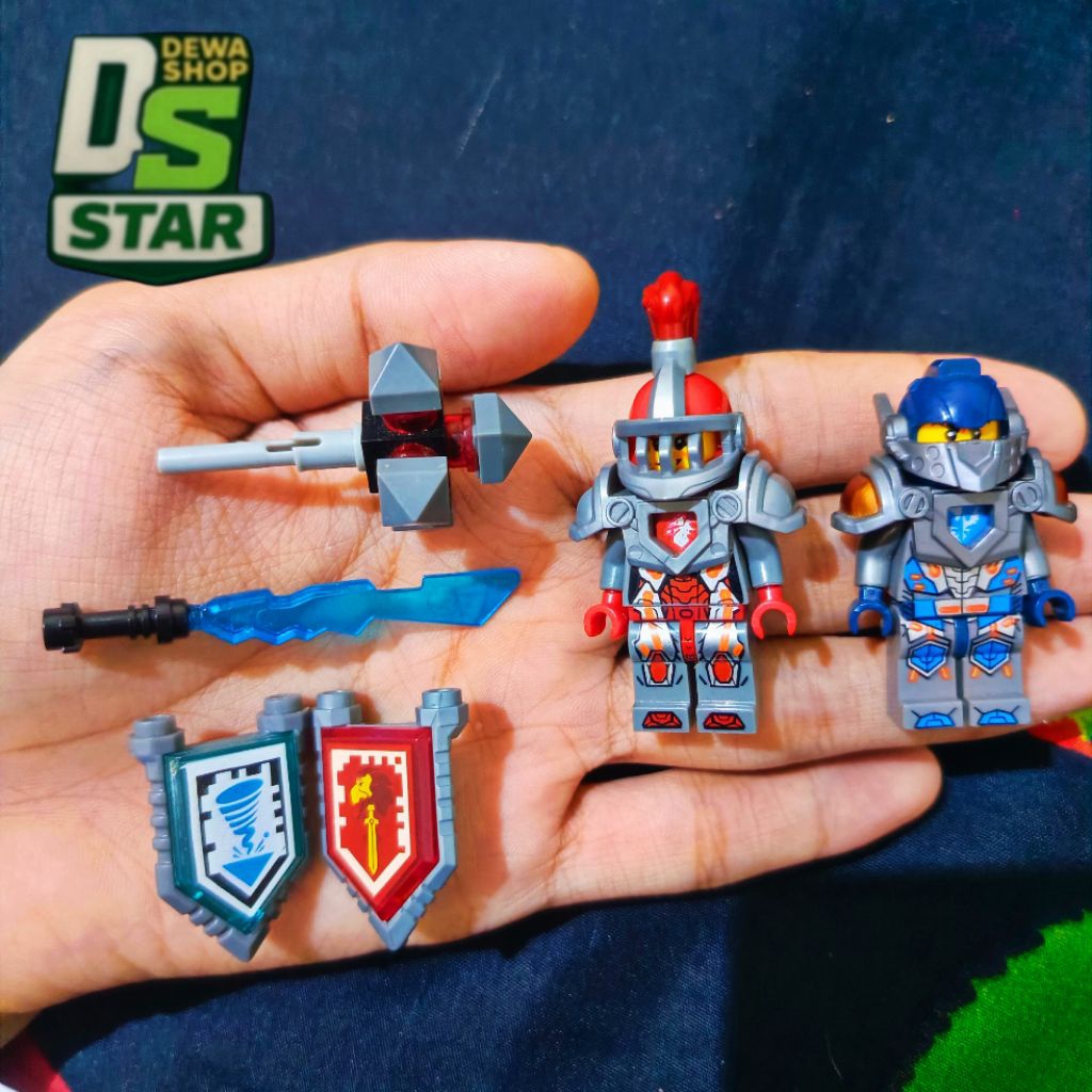 Lego Nexo Knight Macy & Clay + Weapon And Shield