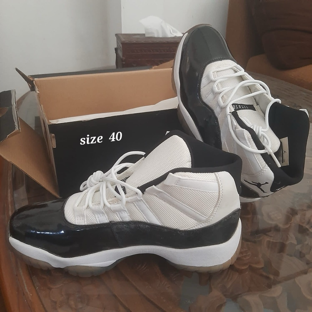 AIR JORDAN RETRO 11 SZ 40