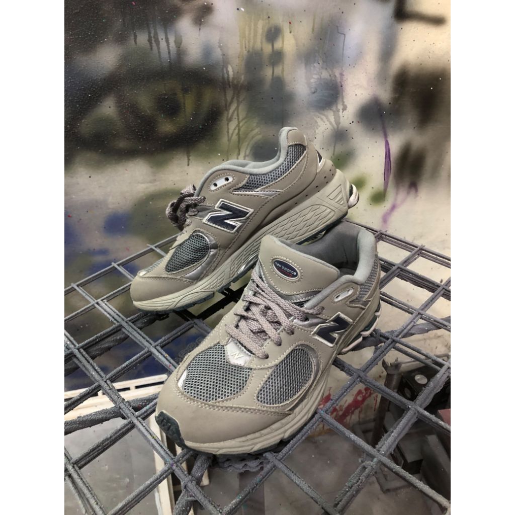 NB 2002r lighat grey