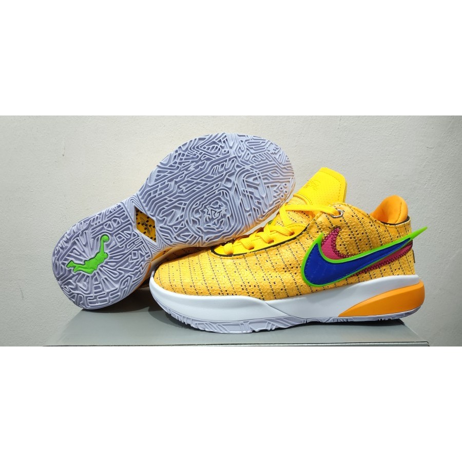 SEPATU BASKET LEBRON 20 LOW LASER ORANGE
