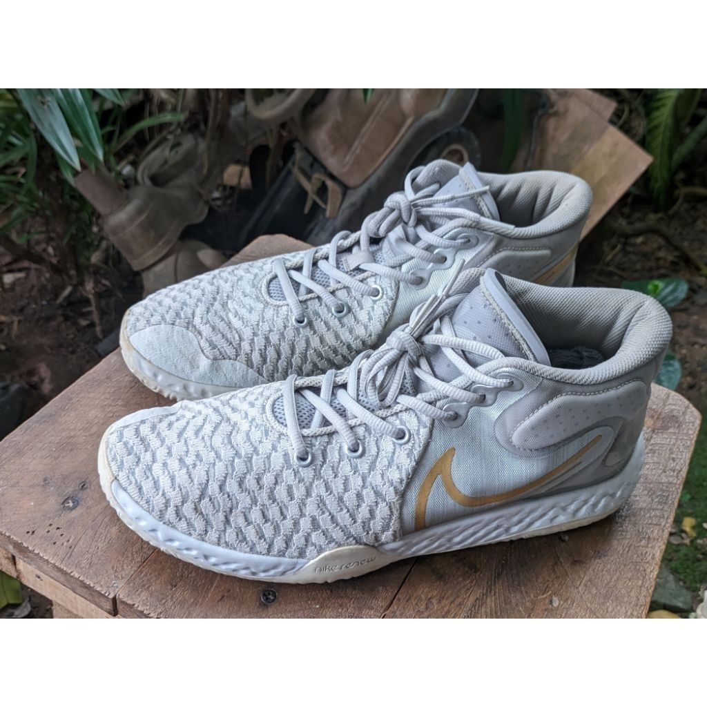 Sepatu Basket size 45