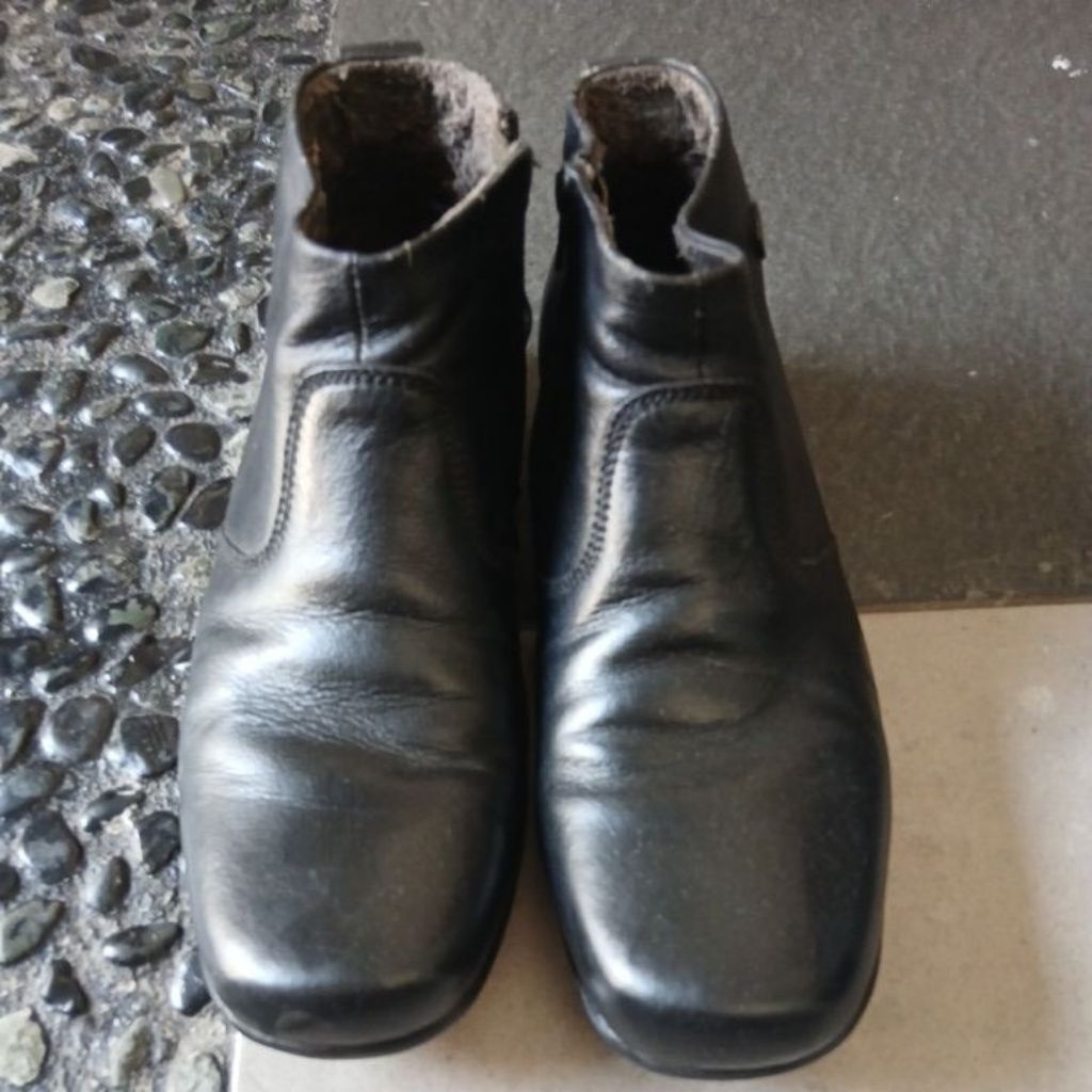 Sepatu Boot Lacoste Kulit Hitam – Bekas Original Look