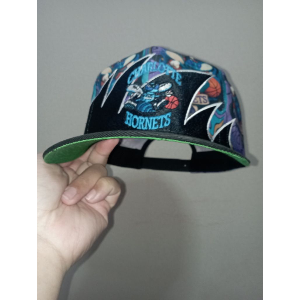 Topi Level Xero snapback AOP bordir Sharktooth 'Charlotte Hornets'