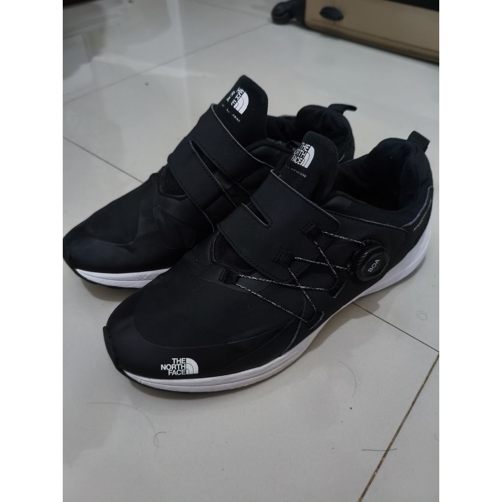 sepatu TNF