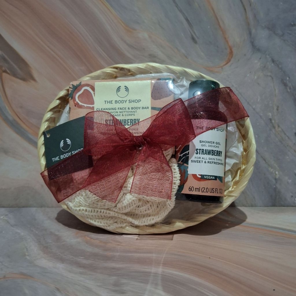 the Body Shop gift strawberry paket seserahan kado | gift body shop asli murah | paket the body shop