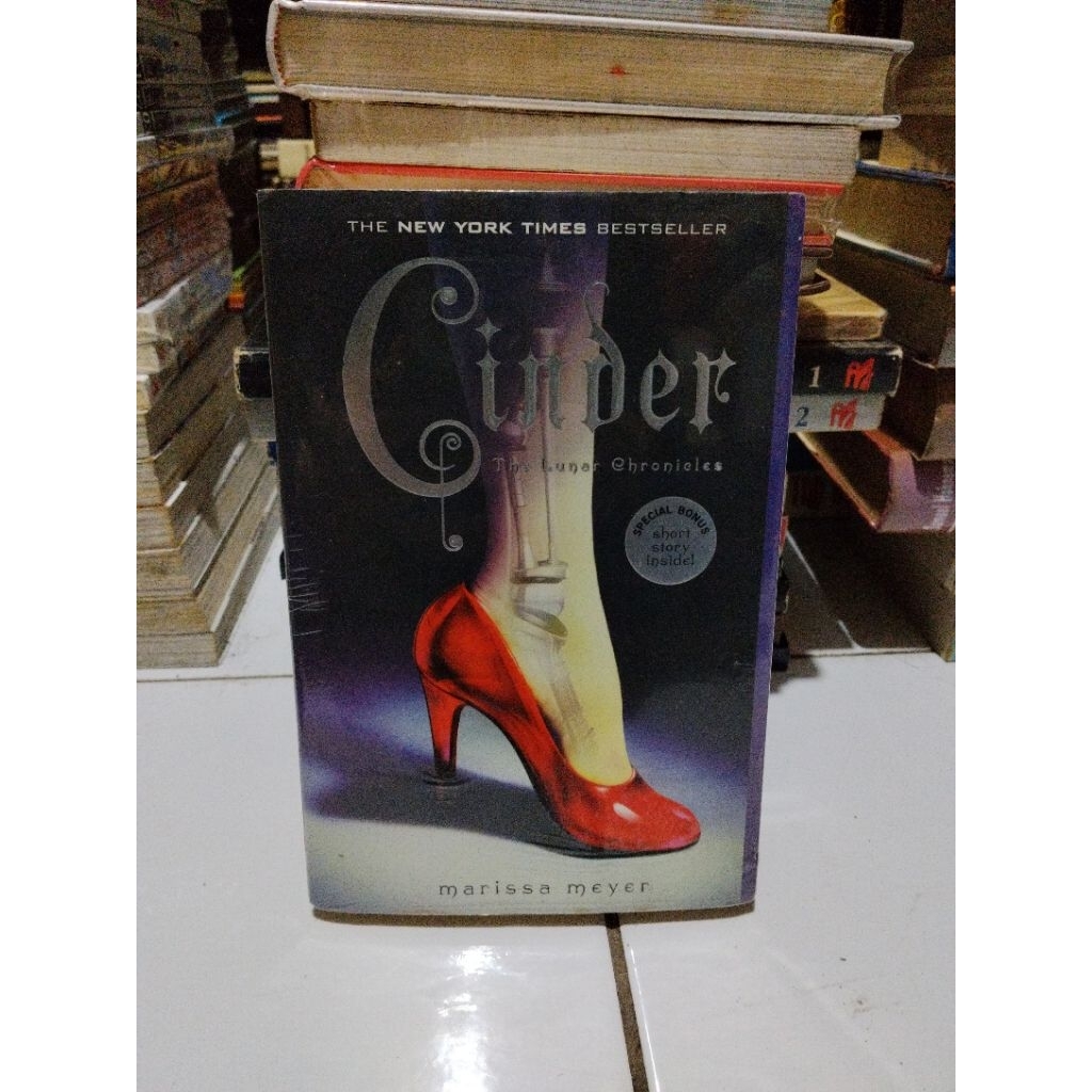 Novel original CINDER by Marissa Meyer